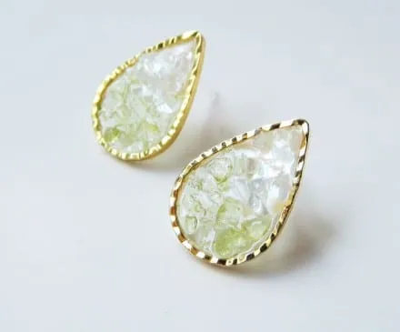 ペリドットとシェルのレジンピアス