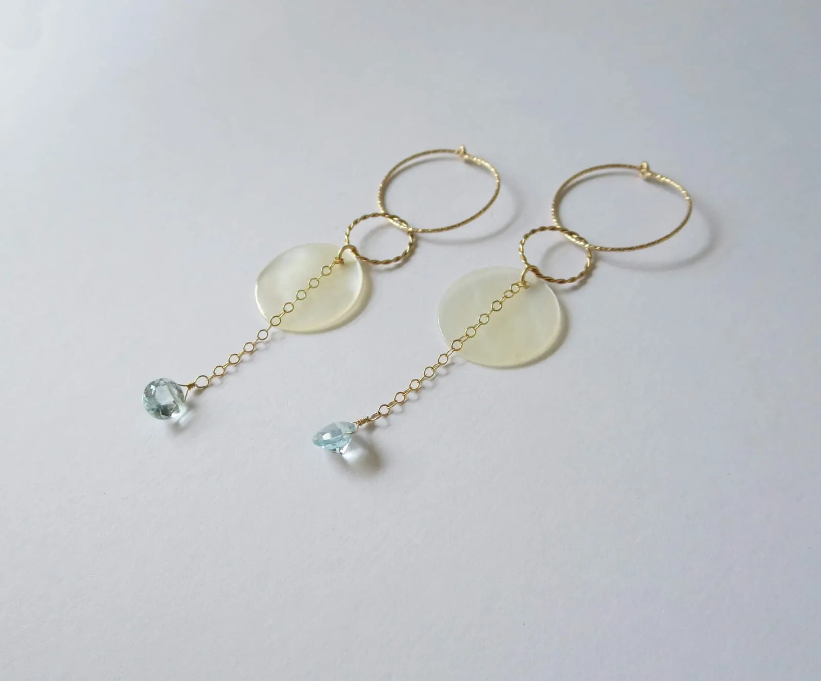 シェルとトパーズのピアス K14GF