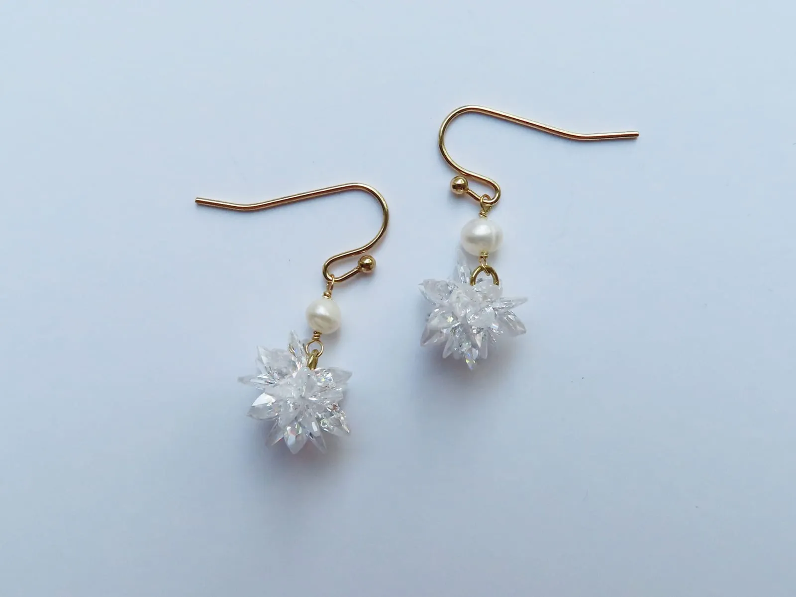 スノーフレークと淡水パールのピアス